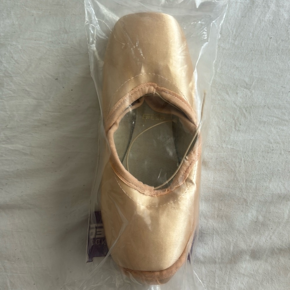 Freed of London pointe shoes, size 6 XXX heel pin